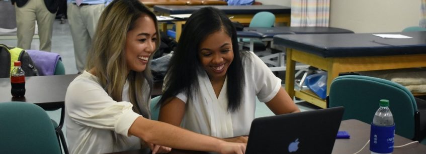 students-looking-at-laptop-academic-transfer